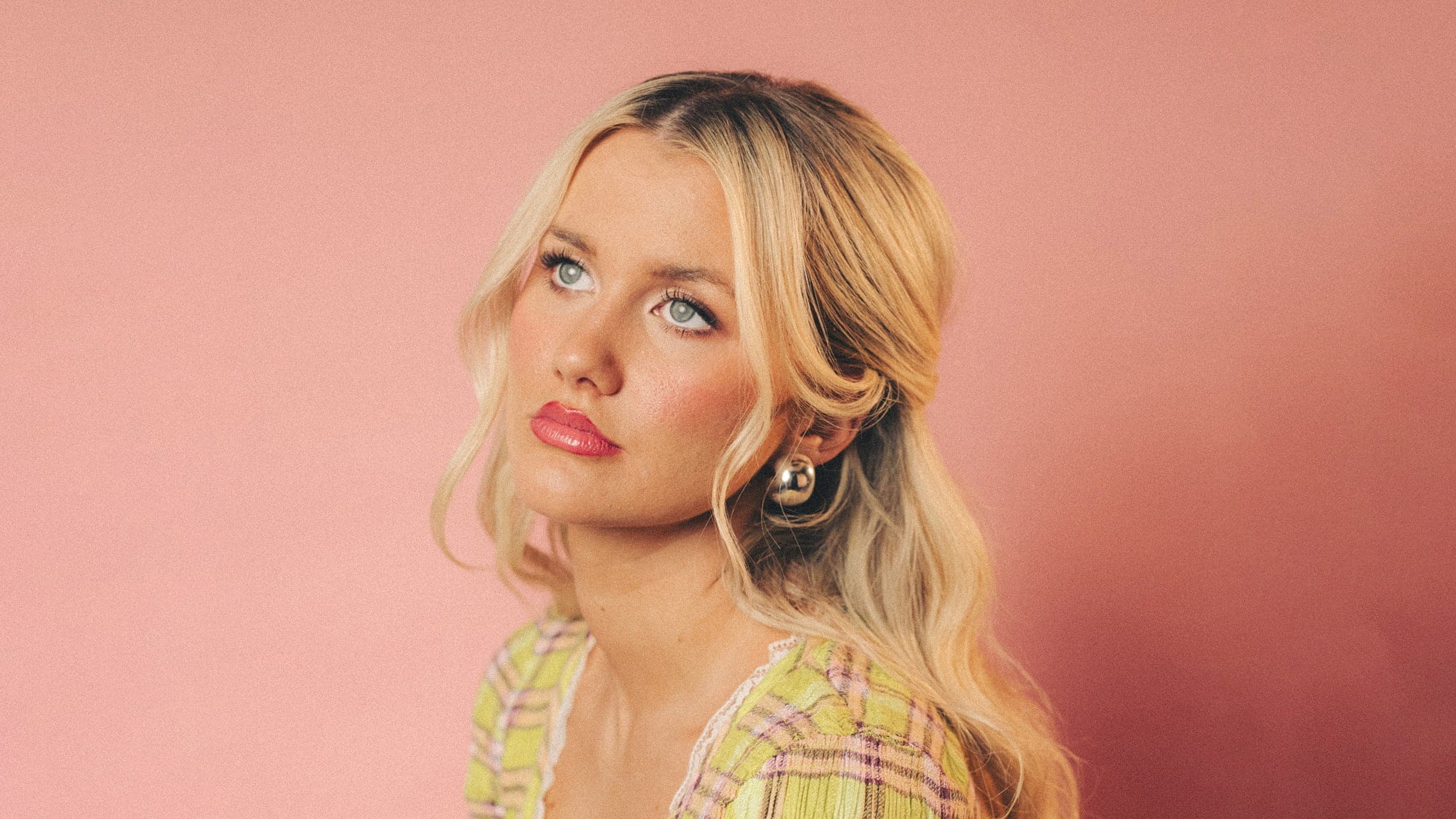 Elizabeth Nichols: I Don't Kiss & Tell, I Kiss & Tour